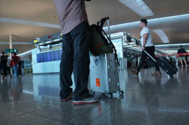 Barselona, İspanya - 18 Kasım 2019: Prat Uluslararası Havaalanı check-in salonu. Bavullu yolcular, bavullar, uçuş panoları, mermer zemin, uçuş öncesi ruh hali.