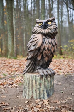 St. Petersburg, Rusya - 4 Kasım 2020: Sestroretsk 'te Park Dubki. Peri masalı karakterlerinin heykelleriyle dolu çocuk parkı. Ağaç kütüğünde baykuş.