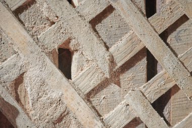 Bir oturma odasının yıkılmış duvarının dokusu. Duvara çivilenmiş kiremitler alçıyı tamir etmek için çarmıha gerilmiş. Fotoğrafçılık - yıkım ve antika kavramı
