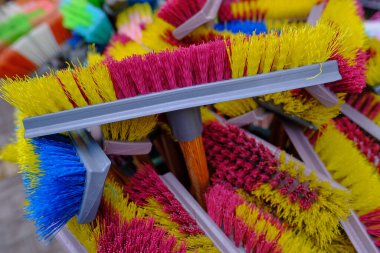 Çok renkli parlak fırçalar, tozdan ve çamurdan elle temizlik için paspaslar. Yapay yığın, plastik saplar