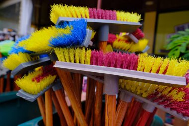 Çok renkli parlak fırçalar, tozdan ve çamurdan elle temizlik için paspaslar. Yapay yığın, plastik saplar