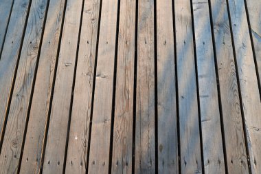 Kaldırım çelik çivilerle kirişlere çivilenmiş yumuşak çam tahtalarından yapılmıştır. Doğada bir yürüyüş yolu örneği, çevreye uyumlu bir şekilde uyuyor.