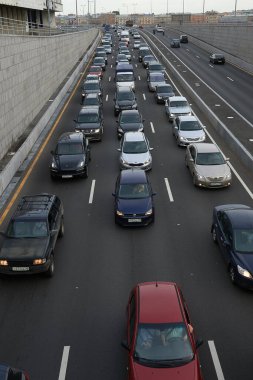 Saint Petersburg, Rusya - 13 Ağustos 2013: Neva Nehri 'nin setinde ortaya çıkan bir trafik sıkışıklığının en üst görüntüsü. Arabalar ve kamyonlar aynı yönde duruyor.