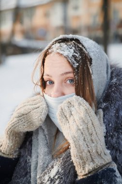 Coronavirus Covid-19 'a karşı tıbbi koruyucu maskeli çekici bir kızın, kutup tilkisi tasması ve sıradan bir çekçek ile yakın plan portresi..