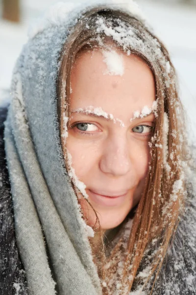 Retrato Inverno Uma Jovem Menina Bonita Neve Com Gotas Flocos — Fotografia de Stock