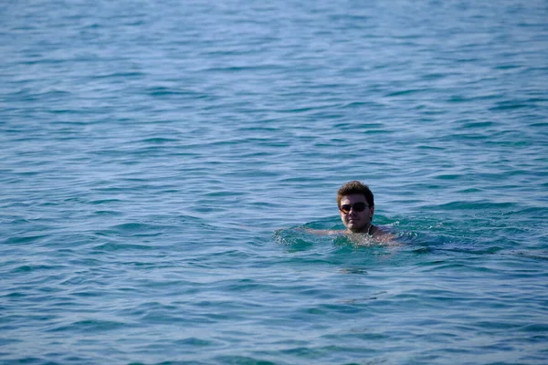 Jeune Homme Ans Nage Dans Mer Dans Des Lunettes Soleil — Photo