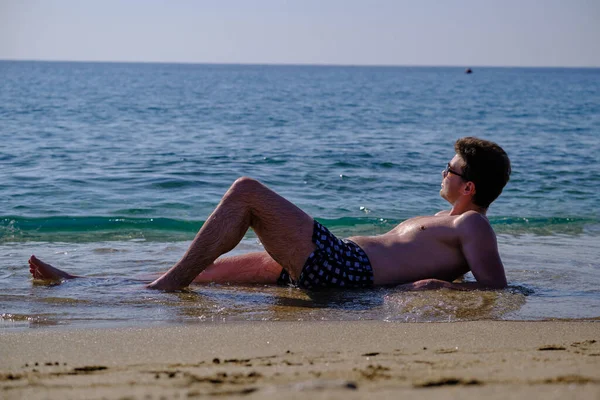 Jeune Homme Beau Brunet Sur Plage Mer Allongé Sur Dos — Photo