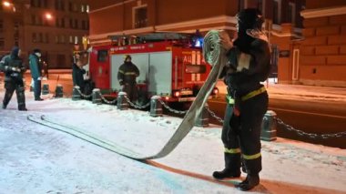 SAINT PETERSBURG, RUSSIA - 30 HAZİRAN 2021: Yangın söndürme üzerine acil durum bakanlığı itfaiye tatbikatı. Bir itfaiye ekibinin görevlendirilmesi. Sokak, itfaiyeciler, özel