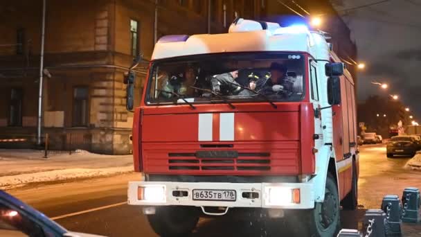 ロシアのサンクトペテルブルク 2021年1月30日 火災消火に関する緊急事態省消防局の演習 消防隊の配置 ストリート消防士特別 — ストック動画