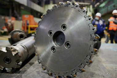 Yüksek güçlü karpit alaşımlı metal rulo için 315 mm çapında dayanıklı yüksek kalite kesici bir döner-değirmen makinesi, çelik, molybdenum, sert kesicilerin çalışma tezgahında yatar..