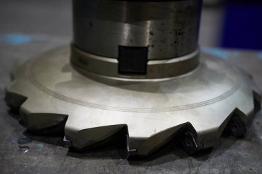 Yüksek güçlü karpit alaşımlı metal rulo için 315 mm çapında dayanıklı yüksek kalite kesici bir döner-değirmen makinesi, çelik, molybdenum, sert kesicilerin çalışma tezgahında yatar..