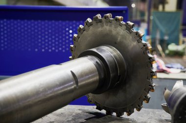 Yüksek güçlü karpit alaşımlı metal rulo için 315 mm çapında dayanıklı yüksek kalite kesici bir döner-değirmen makinesi, çelik, molybdenum, sert kesicilerin çalışma tezgahında yatar..