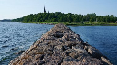 Primorsk, Leningrad Bölgesi 'nde taştan bir rıhtım, şehrin ana merkezi, eski Finlandiya toprakları olan 20. yüzyılın ilk yarısında inşa edilmiştir. Finlandiya Körfezi