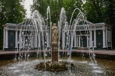 Rusya 'nın St. Petersburg kentindeki saray ve park kompleksi fıskiyeleri bir UNESCO dünya mirası alanıdır. Şatafatlı su püskürtmelerinin arka planına karşı bir grup heykel.
