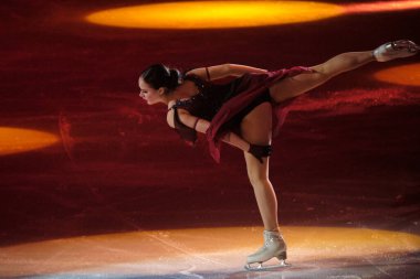 St. Petersburg, Rusya - 6 Mart 2021: 2018 'de tek artistik patinajda olimpiyat şampiyonu ve 2019' da dünya şampiyonu Alina Zagitova spor coaplex 'inin buzunda 