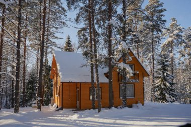 İki katlı ahşap bir kulübe. Tavan arası var. Kahverengiye boyanmış güzel bir ev..