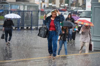 St. Petersburg, Rusya - 24 Temmuz 2017: Şiddetli bir yağmur sırasında sokakta şemsiye altında yayalar. Islak asfalt, insanların acelesi var.
