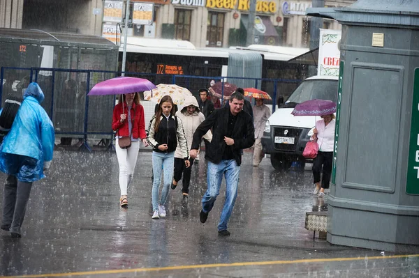 ロシアのサンクトペテルブルク 2017年7月24日 大雨の間 通りの傘の下の歩行者 濡れたアスファルト 人々は急いでいる — ストック写真