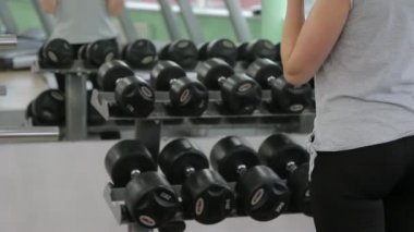 Eğitim salonunda dumbbells ile