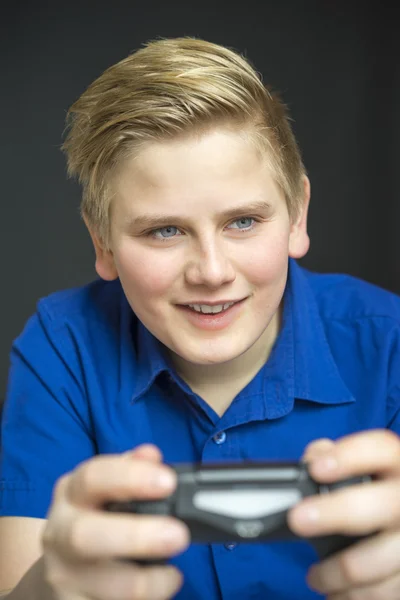 Heyecanlı çocuk video oyun denetleyicisi holding — Stok fotoğraf