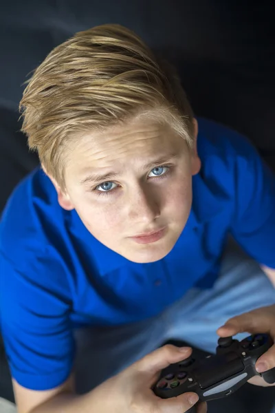 Calmo jogo de vídeo jogando adolescente olhando para cima — Fotografia de Stock