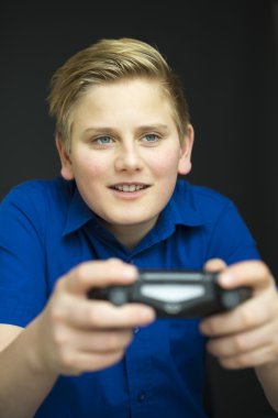 Oyun kumandası ile mavi mutlu çocuk