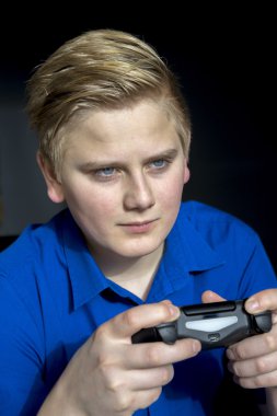 Oyun kumandası joystick kullanarak sakin teen