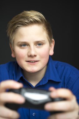 Mavi oyun kumandası ile yoğun erkek gençlik
