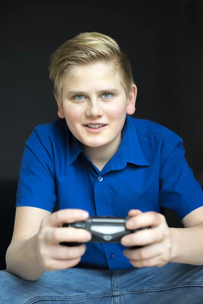 Düz çocuk görünümü üzerinde bir video oyunu oynarken — Stok fotoğraf