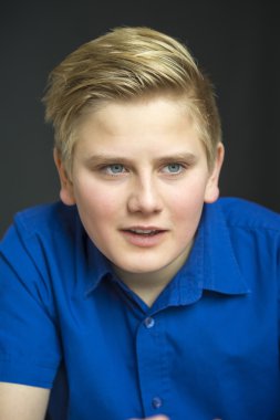 Sevimli sarışın çocuk konuşuyor yakın çekim