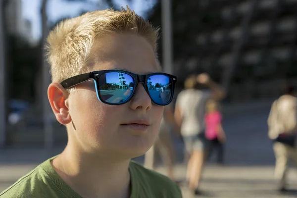 Jeune garçon portant des lunettes de soleil tendance — Photo