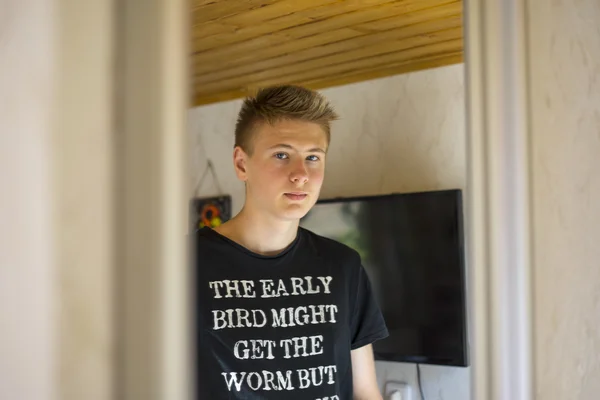 Beau adolescent garçon dans un intérieur porte — Photo