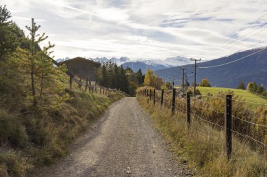 Kırsal çakıl yol Avusturya Alplerinde aracılığıyla
