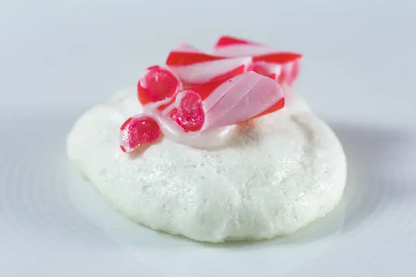 Christmas meringue with candy cane topping — Stock Photo, Image