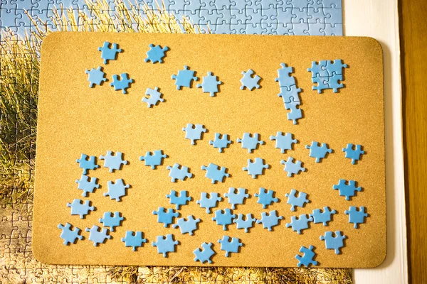 Pezzi di puzzle posati su una tavola — Foto Stock