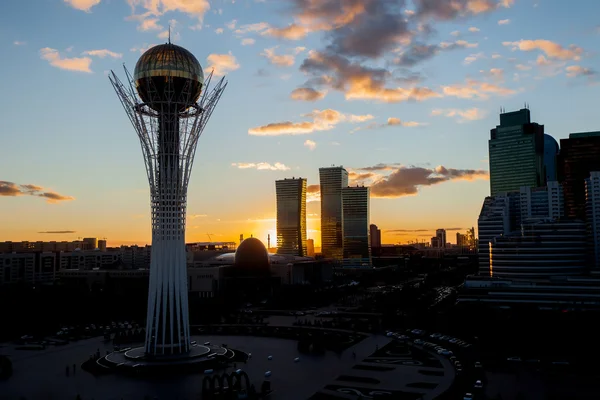 Západ slunce a Baiterek v Astana, Kazachstán — Stock fotografie