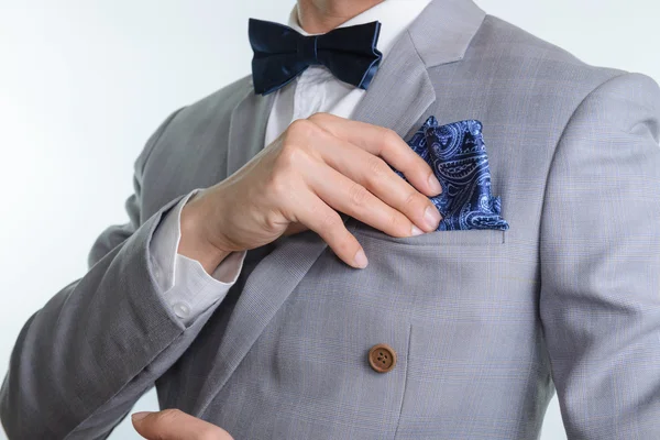 Серая ткань костюма, бабочка, карманный квадрат — стоковое фото