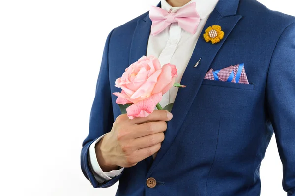 Hombre en traje azul llevar flores — Foto de Stock