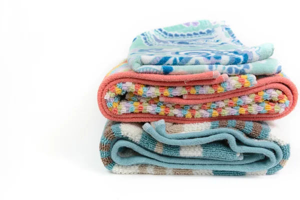 Pilha de toalha colorida, fundo branco — Fotografia de Stock