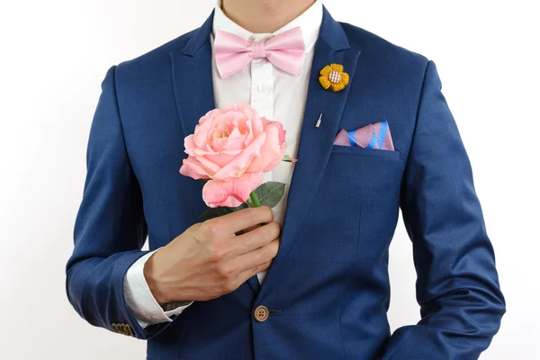 Man in blauwe pak dragen bloemen — Stockfoto