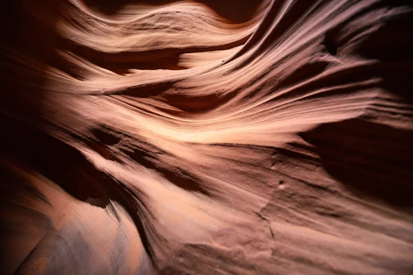 물 부식에 의해 아름 다운 모래 바위 동굴 — 스톡 사진
