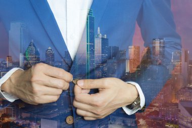 Mavi takım, düğme yapan erkek