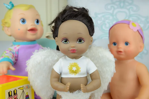 siyah deri giyen açı takım elbise ve kanatları, kız bebek