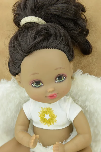 Siyah deri giyen angel takım elbise ve kanatları, kız bebek — Stok fotoğraf