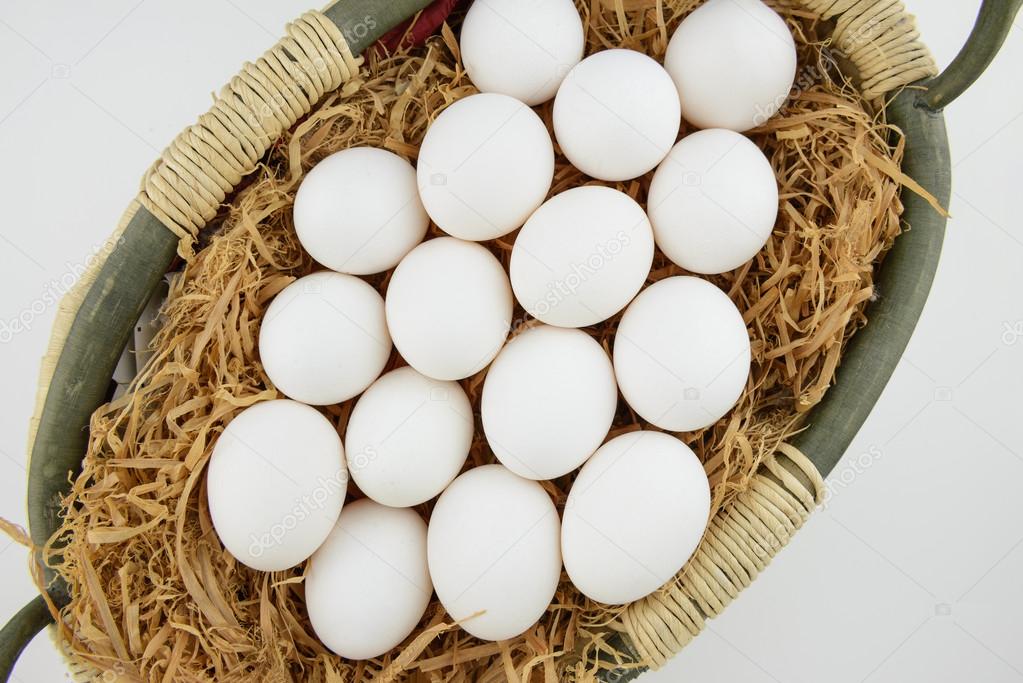 eggs lay on hay in basket