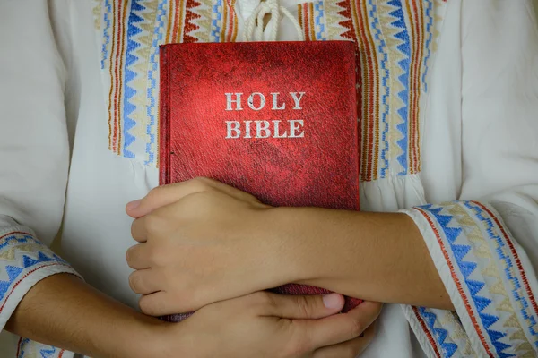 el kırmızı kucaklayan kutsal İncil