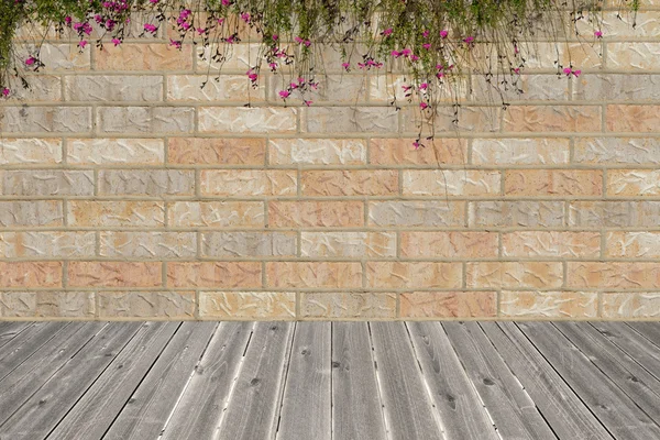 Parede de tijolo fundo intersectar piso de madeira — Fotografia de Stock