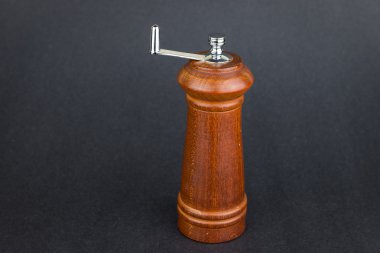 siyah arka plan üzerine ahşap biber kırıcı