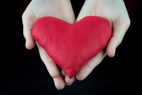 Concepto del día de San Valentín, corazón rojo en las manos — Foto de Stock