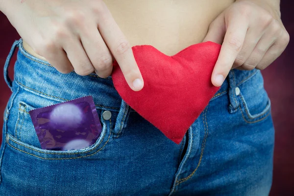 Concepto del día de San Valentín, corazón rojo, manos de condón — Foto de Stock